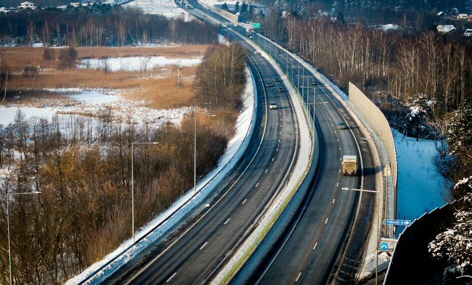 Via Lietuva perspėja: sunkiasvoriai vilkikai gadina senstančius kelius – kas nutylima?