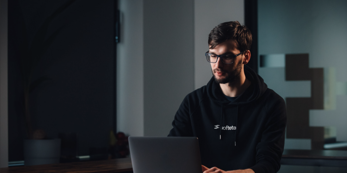 Vibe coding banga ritasi per IT: kodėl tūkstančiai programuotojų netrukus liks be darbo?