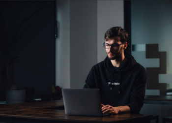 Vibe coding banga ritasi per IT: kodėl tūkstančiai programuotojų netrukus liks be darbo?