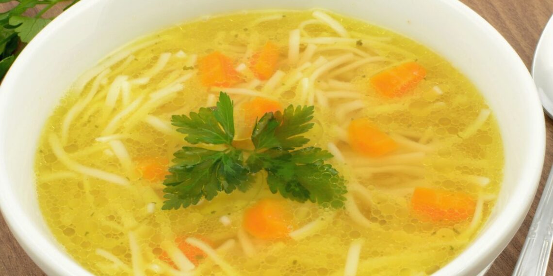 Vieną stebuklingą kubelį įmetu į verdantį sultinį – po kelių sekundžių jis tampa krištolo skaidrumo