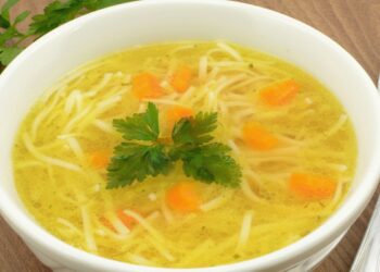 Vieną stebuklingą kubelį įmetu į verdantį sultinį – po kelių sekundžių jis tampa krištolo skaidrumo