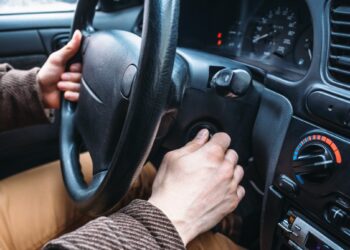 Vienas įprotis tyliai žudo tavo automobilį: mechanikai atvirai prabilo, ką daro beveik visi