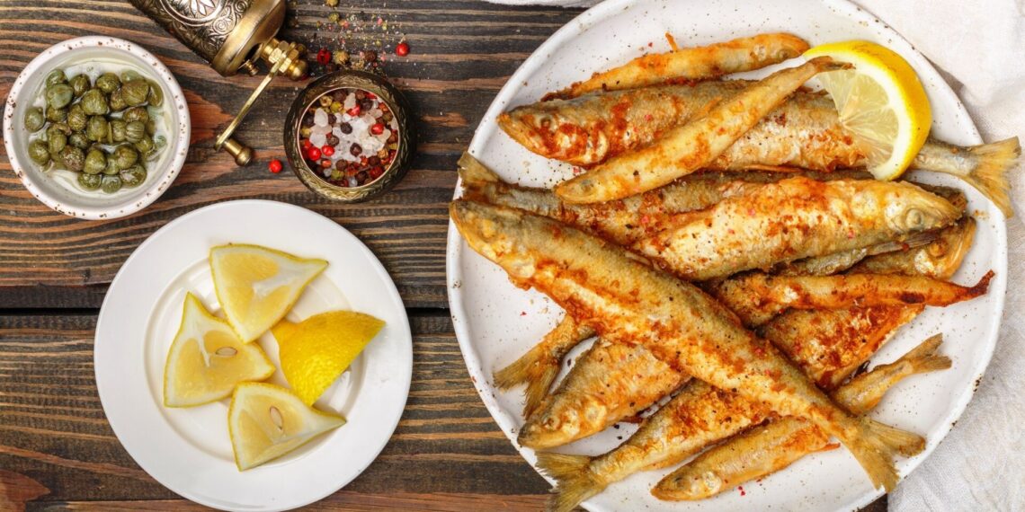 Virtuvę užvaldė agurkų kvapas: 5 neįtikėtinai pigūs stintų receptai atskleis tikrąjį skonį