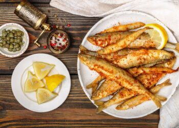 Virtuvę užvaldė agurkų kvapas: 5 neįtikėtinai pigūs stintų receptai atskleis tikrąjį skonį