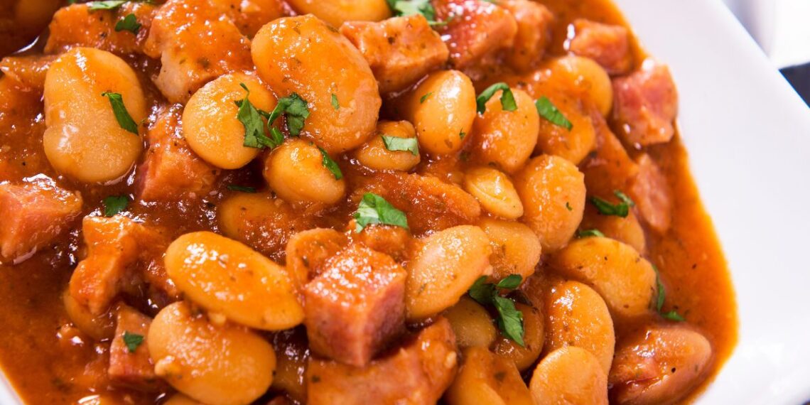 Virtuvės triukas: vienas prieskonis, kuris paverčia pupelių troškinį tirštu ir neįtikėtinai sočiu patiekalu