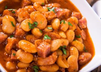 Virtuvės triukas: vienas prieskonis, kuris paverčia pupelių troškinį tirštu ir neįtikėtinai sočiu patiekalu