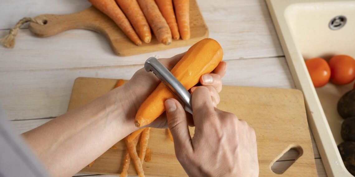 Visą gyvenimą taip gadinote sultinį: sužinokite, kodėl daržovių prieš verdant geriau nelupti