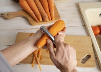 Visą gyvenimą taip gadinote sultinį: sužinokite, kodėl daržovių prieš verdant geriau nelupti