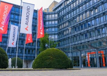 Vokietijos automobilių milžinas šokiruoja: skelbia 4 tūkst. atleidimų, pramonė ant bedugnės krašto