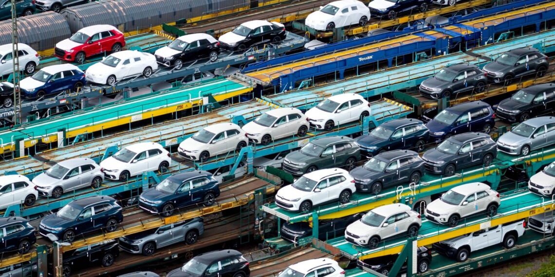 Vokietijos automobilių pramone griūva: pelnai sminga 76 proc., atleidimų banga ritasi per šalį