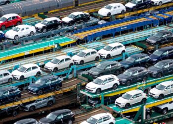 Vokietijos automobilių pramone griūva: pelnai sminga 76 proc., atleidimų banga ritasi per šalį