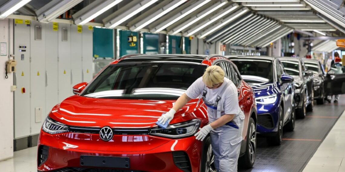Volkswagen šokiruoja: garsioji elektromobilių gamykla Vokietijoje virs automobilių kapinėmis