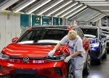 Volkswagen šokiruoja: garsioji elektromobilių gamykla Vokietijoje virs automobilių kapinėmis