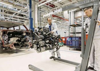 Volkswagen žengia šokiruojantį žingsnį: Lenkojos gamykloje senus automobilius paverčia aukso gysla