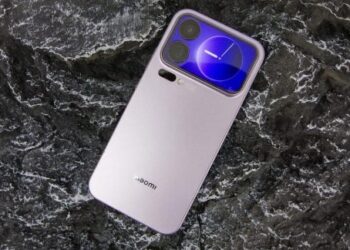 Xiaomi ruošia monstrą: naujasis telefonas su 8000 mAh baterija ir galingiausiu procesoriumi stebins net ekspertus