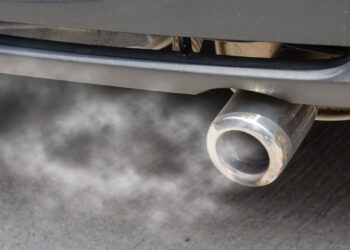 Vanduo ir balti dūmai iš duslintuvo – ženklas, kurio negalima ignoruoti