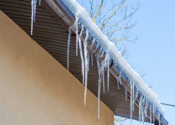Žiema be gailesčio tikrina jūsų namą: stogas, vamzdžiai ir langai gali smogti ten, kur mažiausiai laukiate