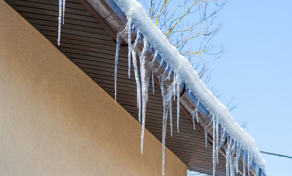 Žiema be gailesčio tikrina jūsų namą: stogas, vamzdžiai ir langai gali smogti ten, kur mažiausiai laukiate