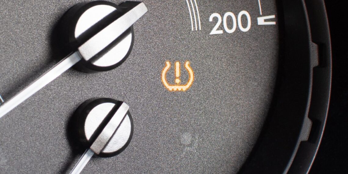 Žiemą užsidega lemputė, slėgis padangose krenta: mechanikai paaiškino, ko bijoti labiausiai