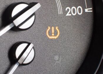 Žiemą užsidega lemputė, slėgis padangose krenta: mechanikai paaiškino, ko bijoti labiausiai