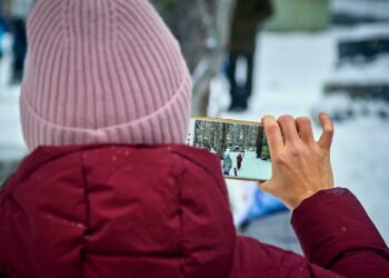 Žiemos ŠOKAS jūsų telefonui: ekspertai perspėja, kaip šaltis tyliai žudo ryšį ir bateriją