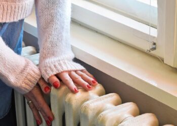 Zimą marzniesz w domu? Ten trik z jedną śrubką w oknie może podnieść temperaturę bez grzejników