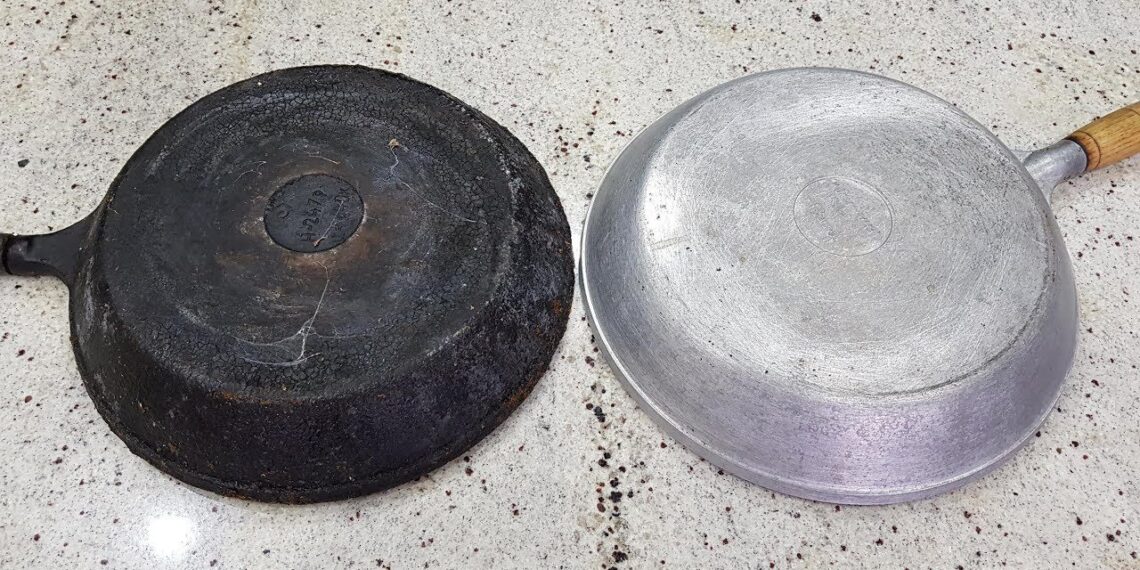 Paprasta gudrybė virtuvėje: kaip be vargo išvalyti stipriai pridegusią keptuvę