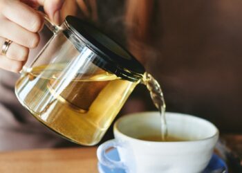 2 pigūs priedai prie žaliosios arbatos: dietologė aiškina, kaip keliskart sustiprinti poveikį