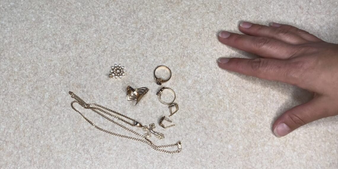 2 šaukštai šios priemonės ir vanduo – auksiniai papuošalai vėl spindi