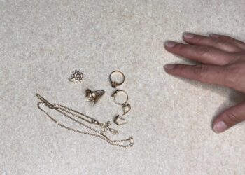 2 šaukštai šios priemonės ir vanduo – auksiniai papuošalai vėl spindi