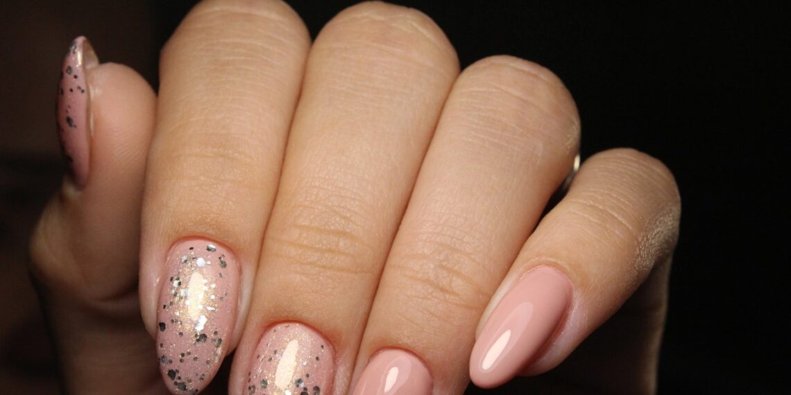 2026 m. manikiūro revoliucija: šios neįtikėtinos nagų tendencijos užvaldys Instagramą ir grožio salonus