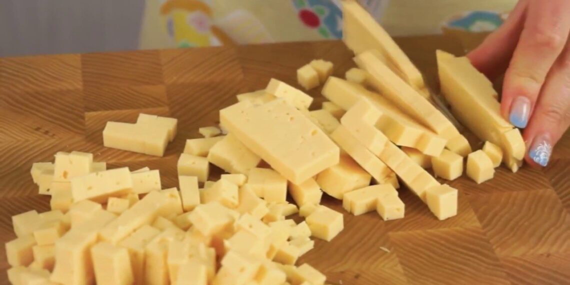 Virtuvės šefai pataria: prieš pjaustant sūrį ar tortą peilį trumpam panardinkite į karštą vandenį