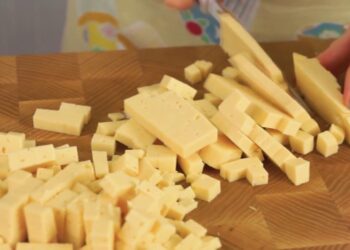 Virtuvės šefai pataria: prieš pjaustant sūrį ar tortą peilį trumpam panardinkite į karštą vandenį