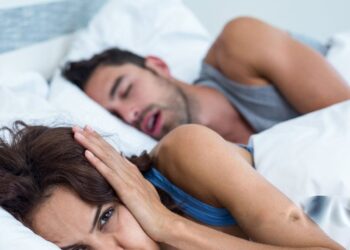 4 britų gydytojo patarimai, galintys sumažinti ar net sustabdyti knarkimą