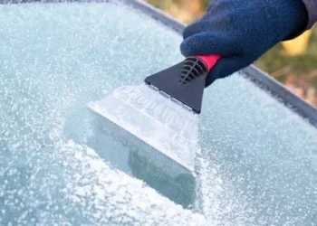 5 paprasti būdai greitai atitirpinti automobilio priekinį stiklą be gremžtuko