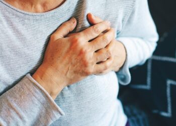 5 klastingi širdies smūgio simptomai, kuriuos dauguma ignoruoja – vienas jų visiškai nejaučiamas