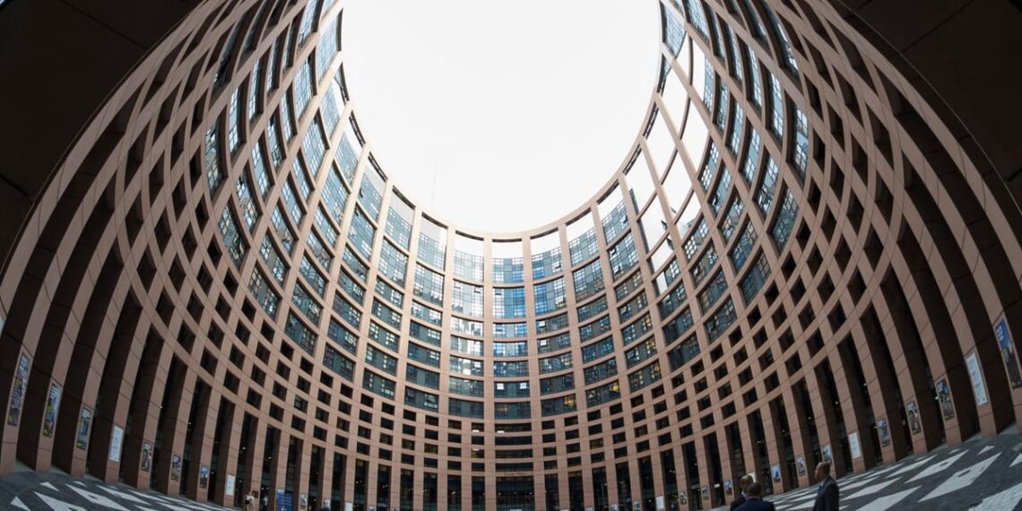5 stulbinantys pokyčiai, kurie gali sukrėsti Europos Parlamentą per artėjantį vidurio perskirstymą