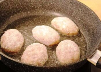 Iš 500 g faršo – net 15 sultingų kotletų: paprasta gudrybė, kurią verta žinoti