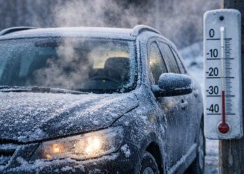 7 gudrūs būdai greitai sušildyti automobilio saloną žiemą ir nepakenkti varikliui