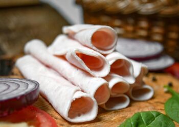 7 dažni priedai dešrose ir vyniotiniuose – ką verta žinoti?