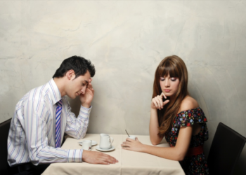 8 ženklai, kad jūsų vyras gali rodyti per daug dėmesio kitoms moterims