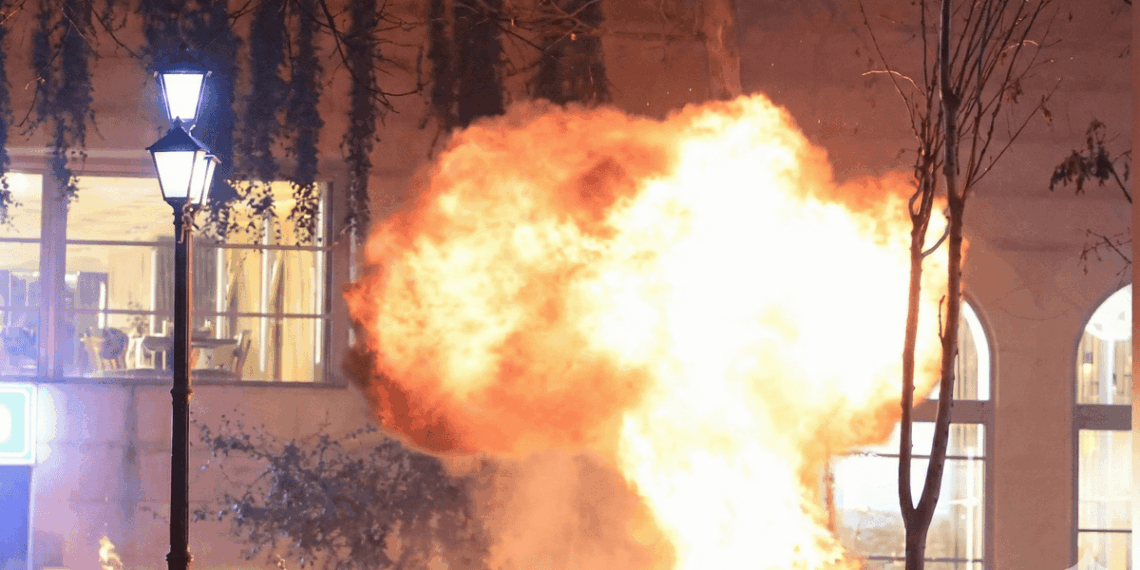 Albanijoje – smurtiniai protestai: skriejo Molotovo kokteiliai, vyksta areštai