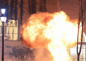 Albanijoje – smurtiniai protestai: skriejo Molotovo kokteiliai, vyksta areštai