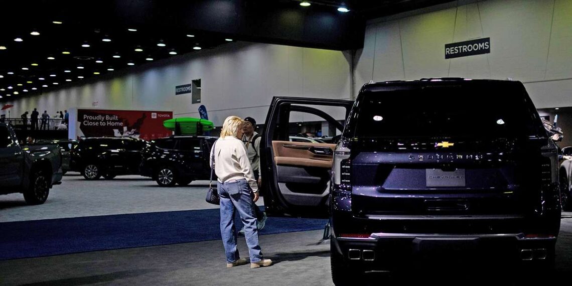 Amerikiečiai masiškai perka benzininius automobilius, kai pasaulis renkasi elektromobilius