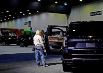 Amerikiečiai masiškai perka benzininius automobilius, kai pasaulis renkasi elektromobilius