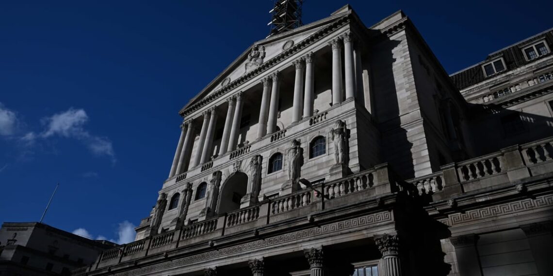 Anglai šokiruoti: Anglijos bankas paliko palūkanas, bet perspėjo apie dar skaudesnius karpymus