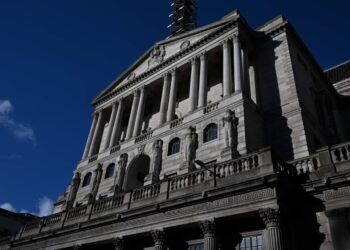 Anglai šokiruoti: Anglijos bankas paliko palūkanas, bet perspėjo apie dar skaudesnius karpymus