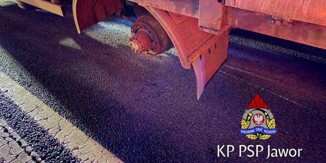 Ant kelio nuo vilkiko nulėkęs ratas virto mirtinu sviediniu kuris traiškė automobilius