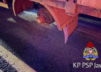 Ant kelio nuo vilkiko nulėkęs ratas virto mirtinu sviediniu kuris traiškė automobilius