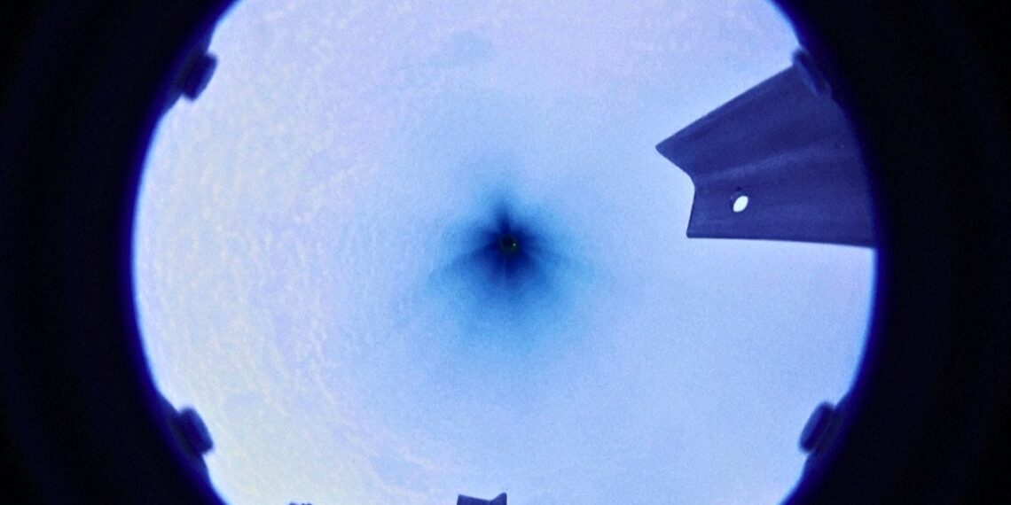 Antarktidoje išgręžta rekordinė skylė: mokslininkai aptiko nerimą keliančių ženklų